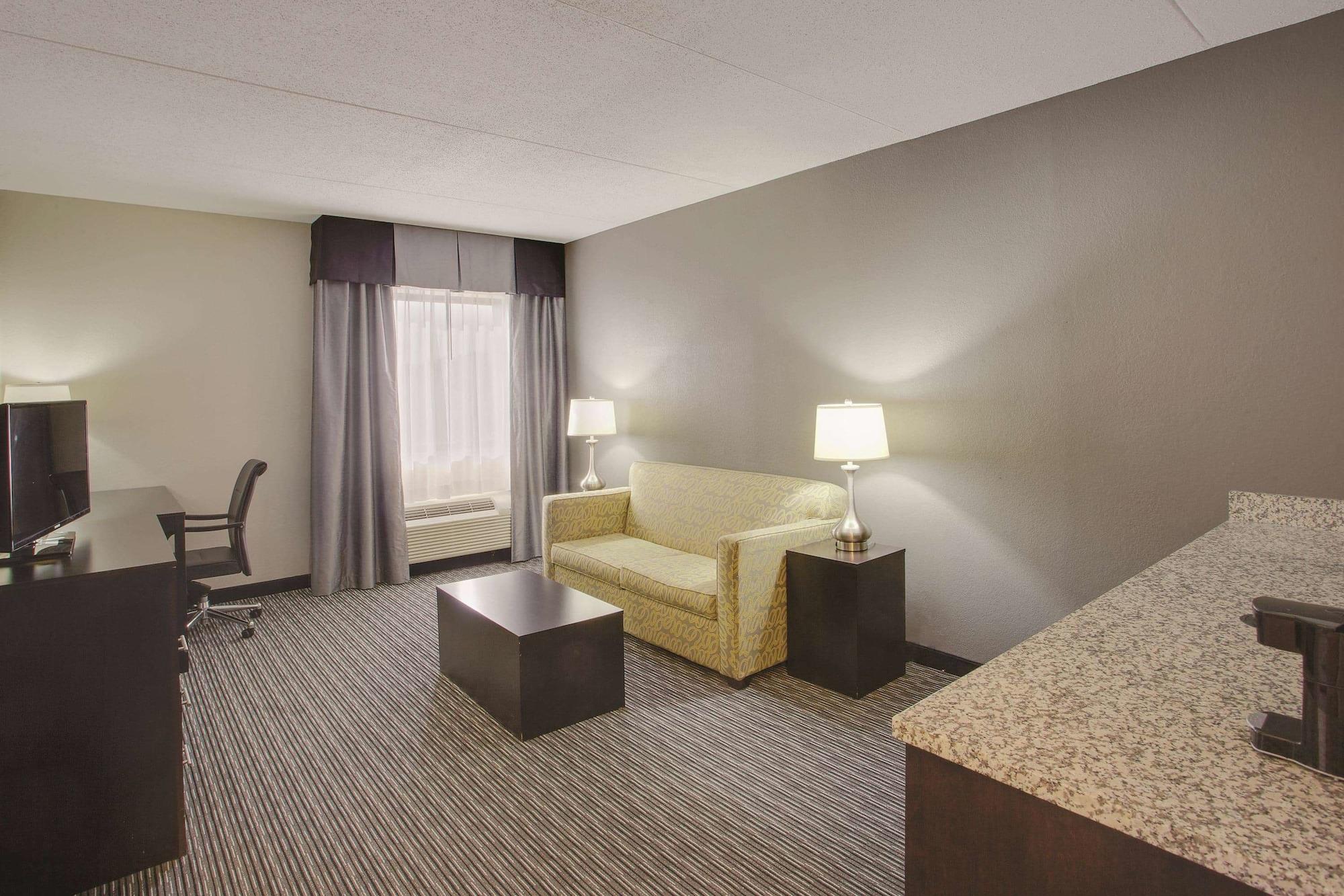 La Quinta Inn & Suites By Wyndham Detroit Metro Airport Romulus Εξωτερικό φωτογραφία